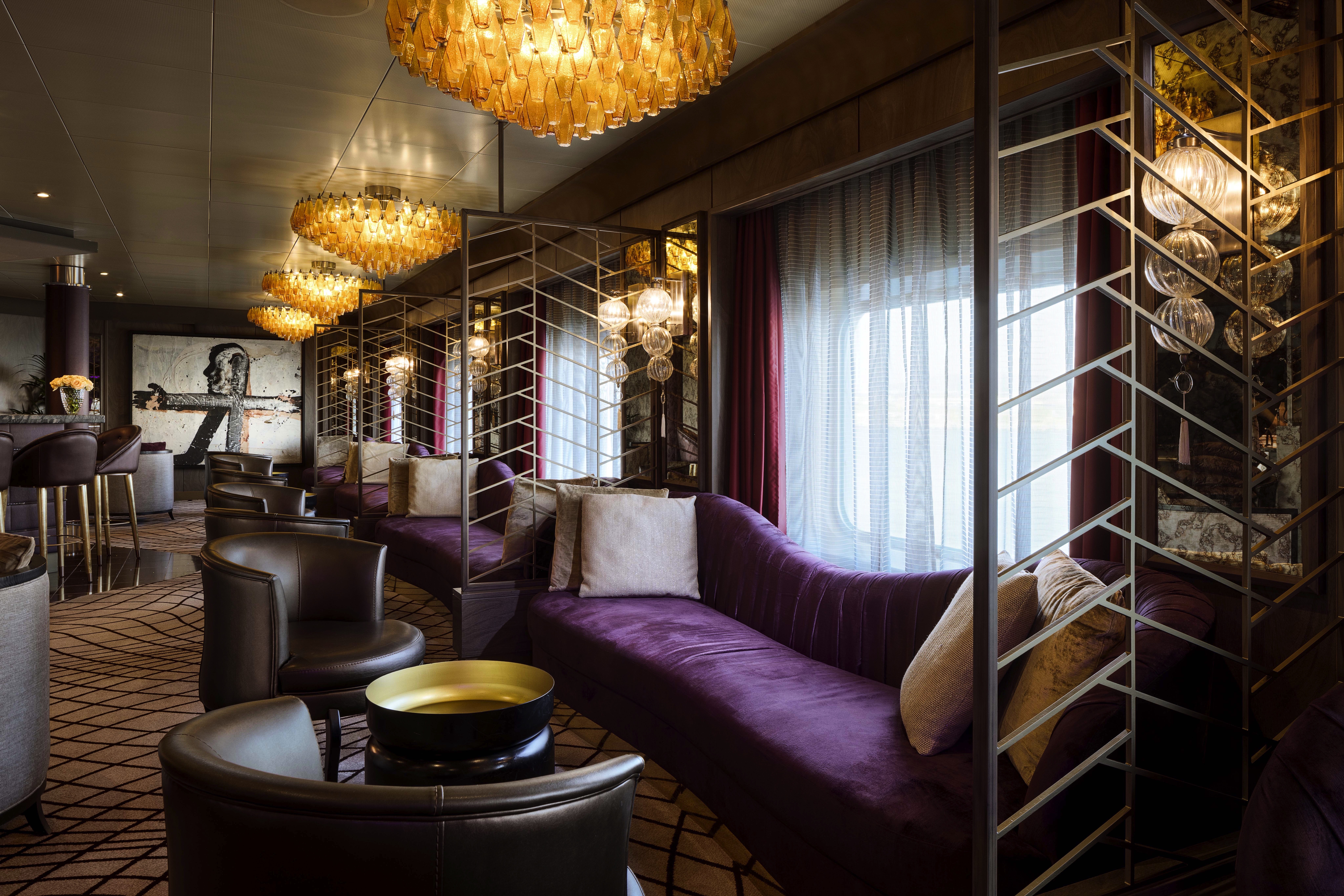 Seven Seas Voyager - Voyager Lounge